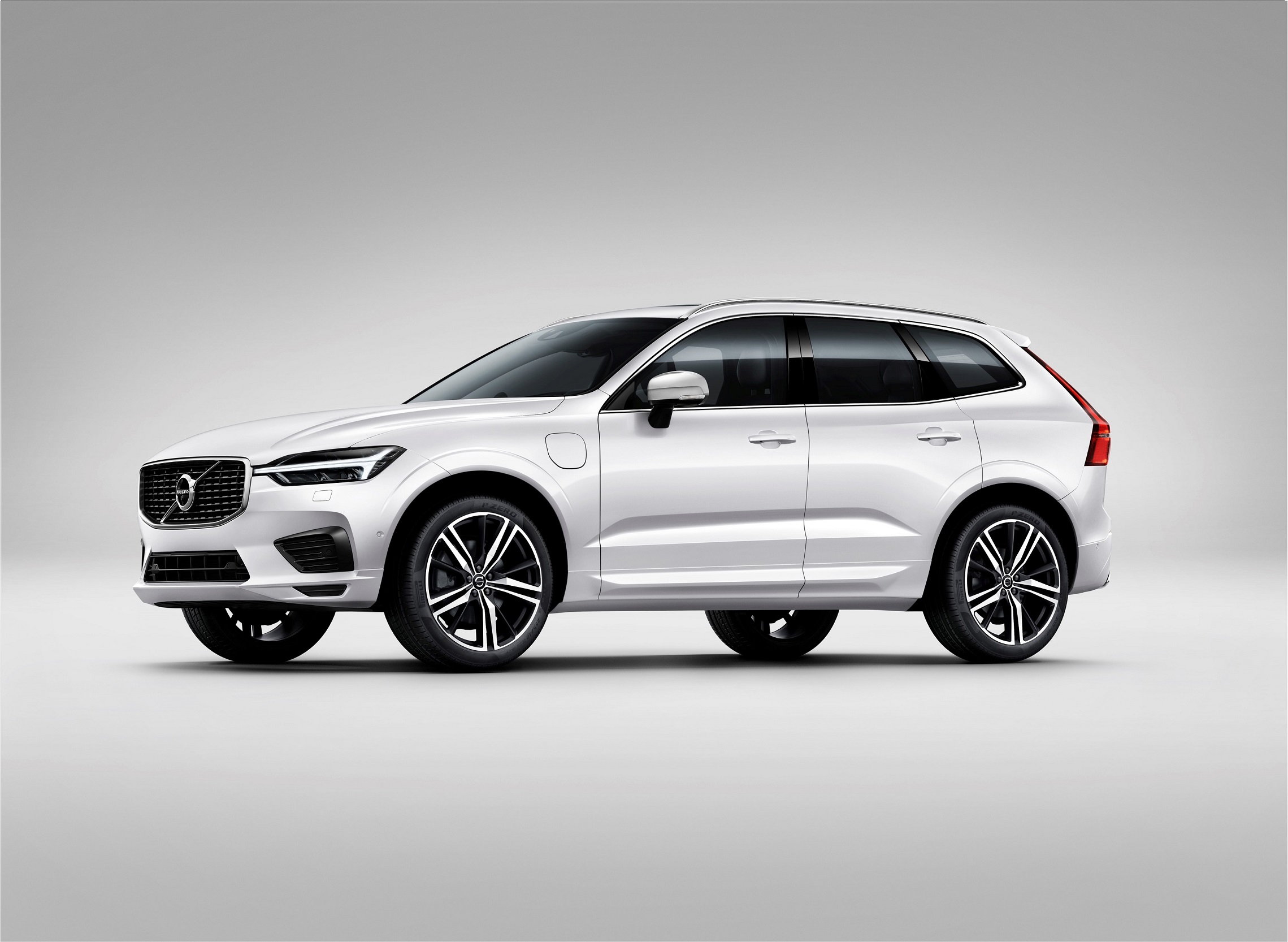 볼보 XC60, 디젤 엔진 D5·하이브리드 T8 국내 라인업 추가