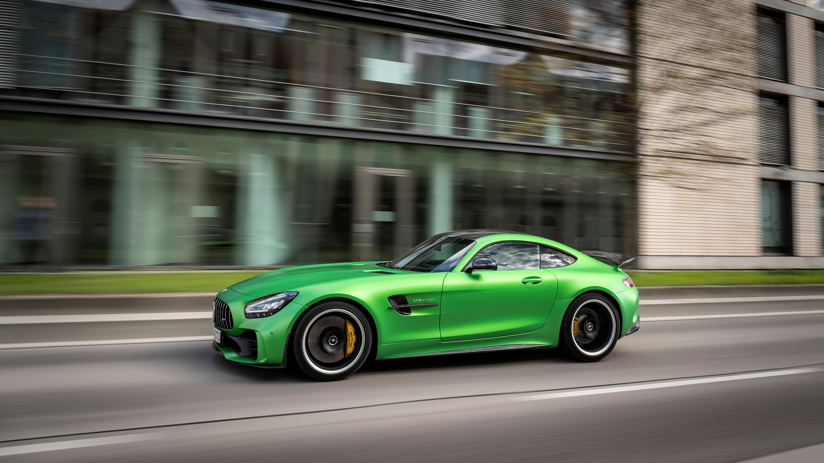 레이싱카의 기술을 담아 낸 궁극의 스포츠카 메르세데스-AMG GT R 국내 출시