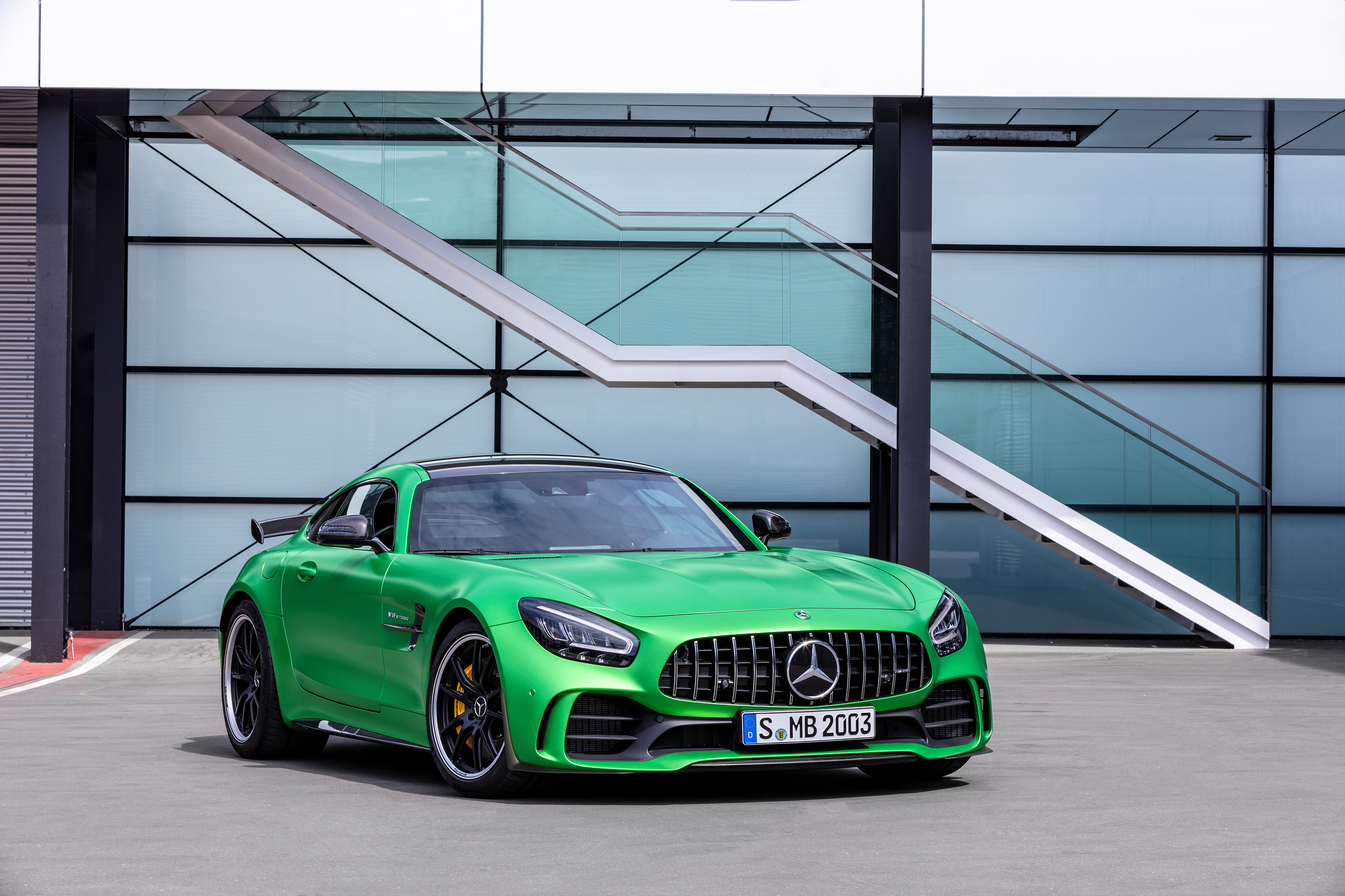 레이싱카의 기술을 담아 낸 궁극의 스포츠카 메르세데스-AMG GT R 국내 출시