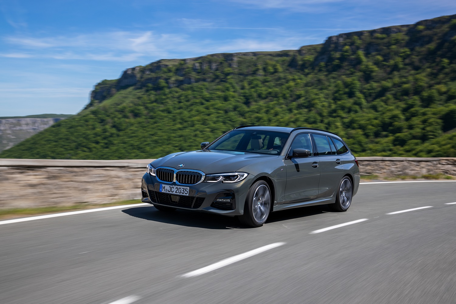 운전 재미는 물론 활용성까지! BMW 뉴 3시리즈 투어링 출시