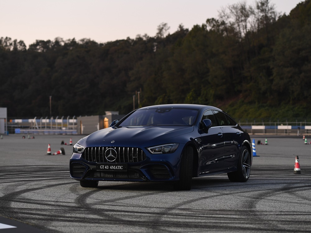 냉정과 열정 사이, AMG GT 4도어 쿠페∙E53 4매틱+