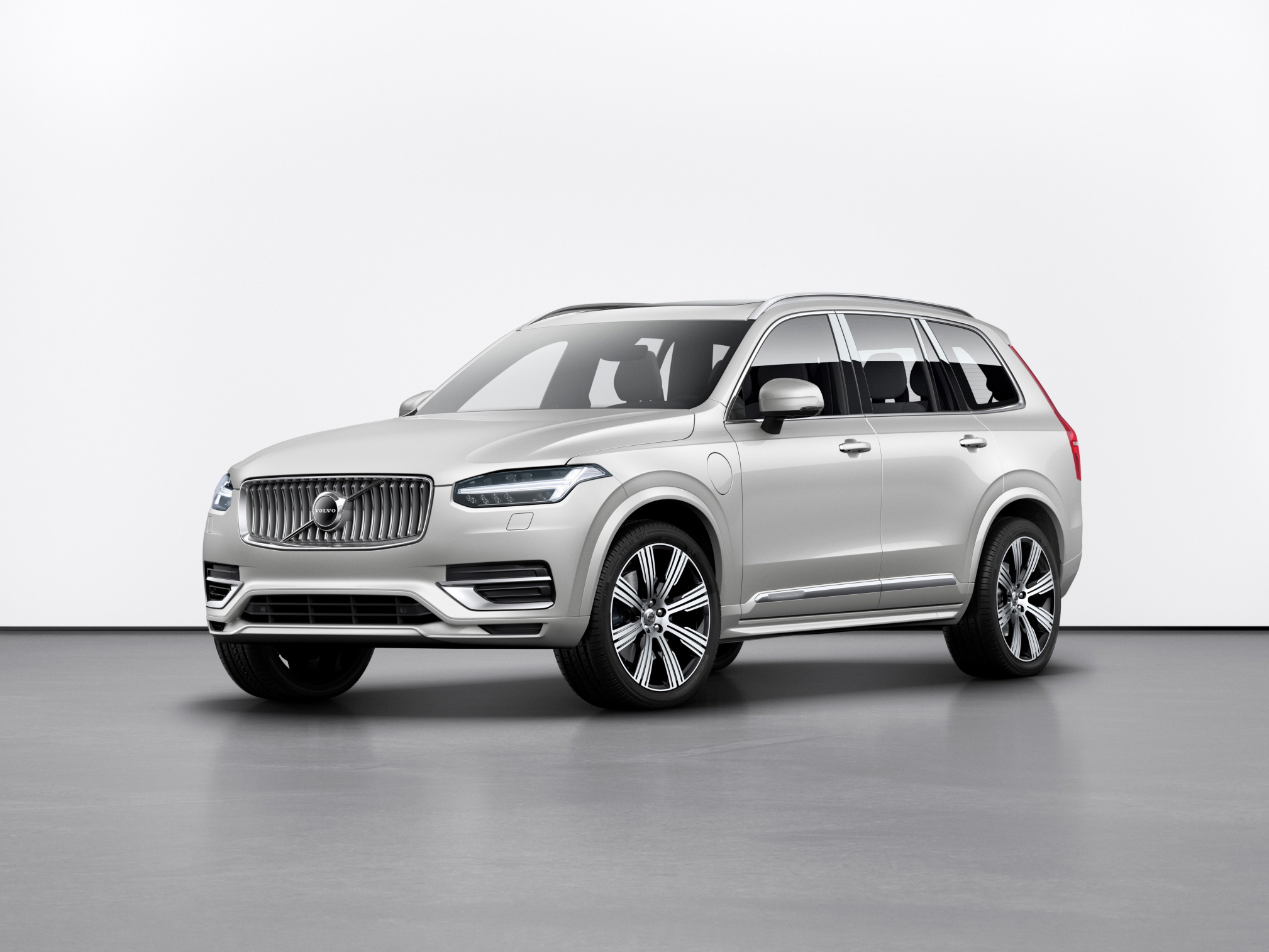 더 고급스러워진 볼보 XC90 F/L, 하반기 프리미엄 SUV 시장 강타하나