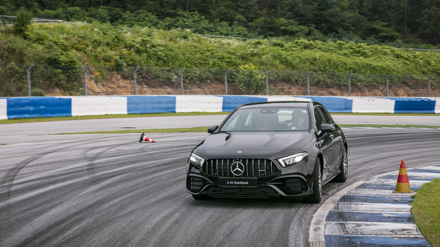 상식을 거부하는 포켓 로켓, AMG A45 4매틱+