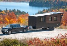 6개의 바퀴가 달린 캠핑하우스. 캠핑카와 캠핑 트레일러의 윗길 캠핑 하우스